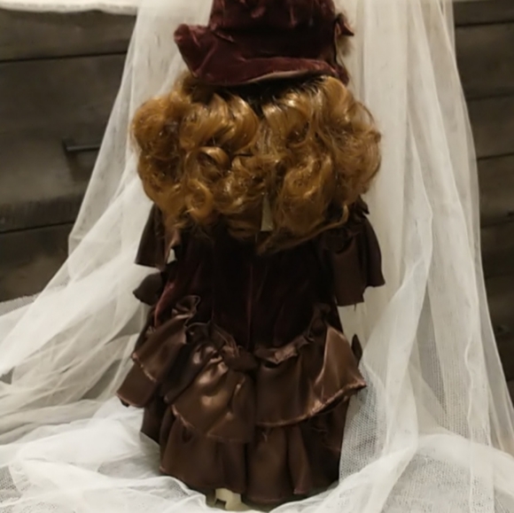 Collectable Doll on Stand! - Picture 4 of 15